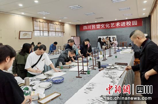 笔会交流。民盟广安市委会供图 笔会交流。民盟广安市委会供图