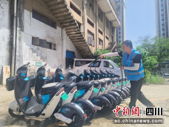 出库前,车辆清洁人员正在对车辆进行深度清洗。哈啰供图 出库前,车辆清洁人员正在对车辆进行深度清洗。哈啰供图