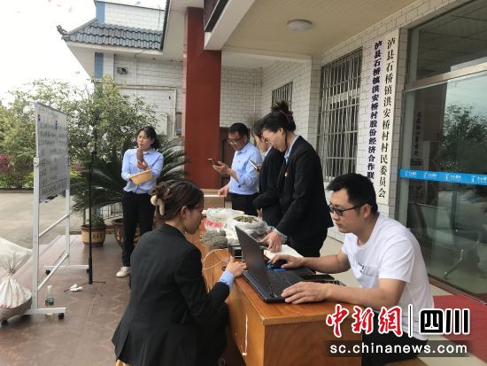 准备直播带货。黄平 摄 准备直播带货。黄平 摄