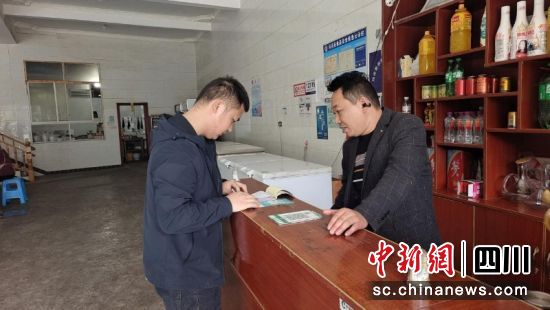 正在深入了解情况。史鹏 摄 正在深入了解情况。史鹏 摄