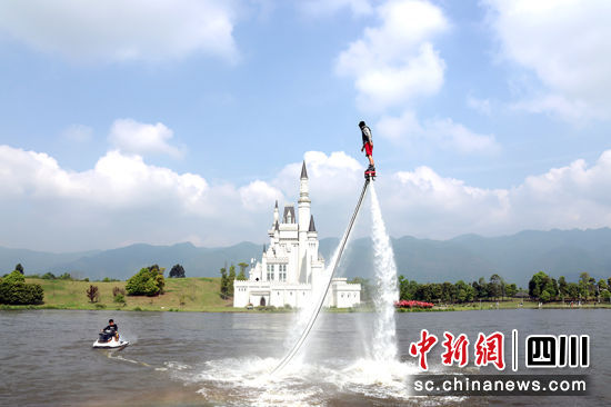 水上飞人表演。 绵竹市融媒体中心供图 水上飞人表演。 绵竹市融媒体中心供图