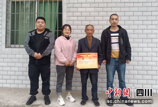 喜报送上门。富顺县退役军人事务局 供图 喜报送上门。富顺县退役军人事务局 供图