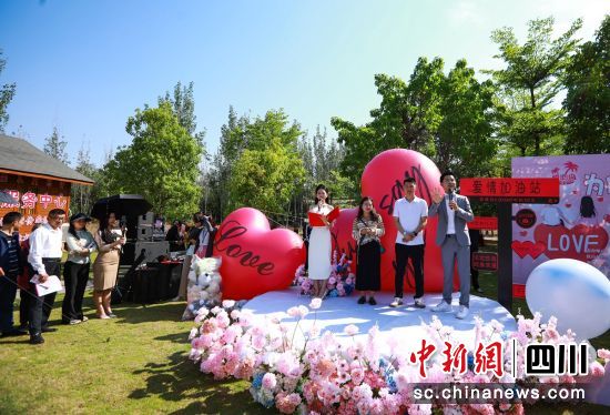 西昌婚恋岛青年男女联谊活动现场。李结义 摄 西昌婚恋岛青年男女联谊活动现场。李结义 摄