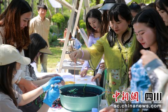 西昌婚恋岛现场单身青年男女参与互动游戏。李结义 摄 西昌婚恋岛现场单身青年男女参与互动游戏。李结义 摄