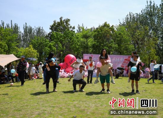 西昌婚恋岛单身青年男女互动游戏现场。李结义 摄 西昌婚恋岛单身青年男女互动游戏现场。李结义 摄