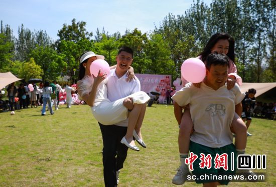 西昌婚恋岛活动现场单身青年男女参加互动游戏。李结义 摄 西昌婚恋岛活动现场单身青年男女参加互动游戏。李结义 摄