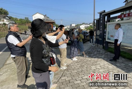 参观拍摄“岩上人家”乡情小院。自贡市委宣传部供图 参观拍摄“岩上人家”乡情小院。自贡市委宣传部供图