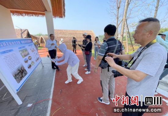 参观打造中的仙龙湖休闲度假区。自贡市委宣传部供图 参观打造中的仙龙湖休闲度假区。自贡市委宣传部供图