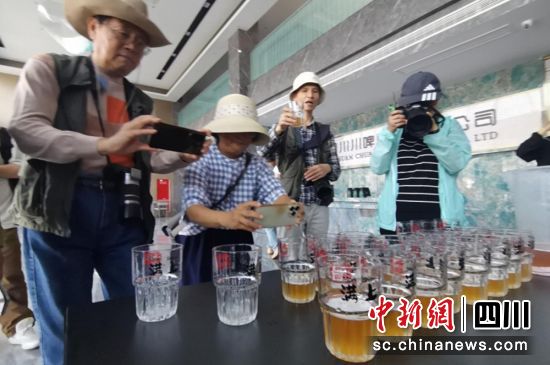 了解品尝“富顺造”啤酒。自贡市委宣传部供图 了解品尝“富顺造”啤酒。自贡市委宣传部供图