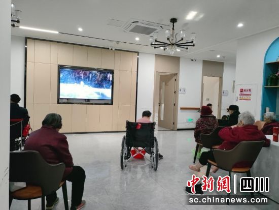 拱城社区养老服务综合体内老人一边看电视一边泡脚。胡明贵 摄 拱城社区养老服务综合体内老人一边看电视一边泡脚。胡明贵 摄
