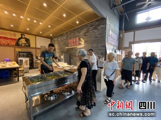 老人在向阳社区便民食堂排队取餐。胡明贵 摄 老人在向阳社区便民食堂排队取餐。胡明贵 摄