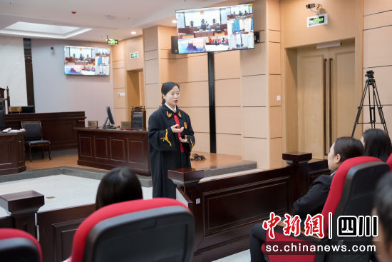 庭审后普法宣讲。泸县法院供图 庭审后普法宣讲。泸县法院供图
