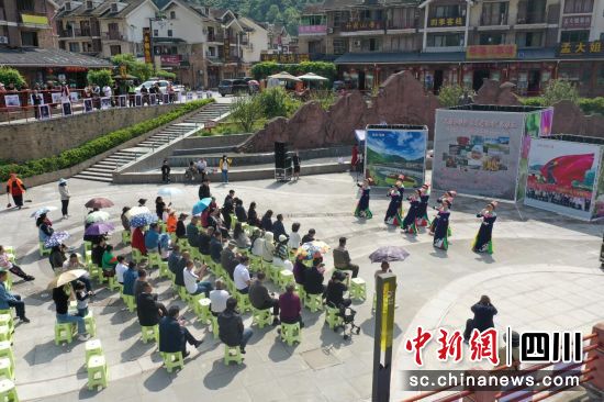 摄影展开展仪式现场。汶川县委宣传部供图 摄影展开展仪式现场。汶川县委宣传部供图