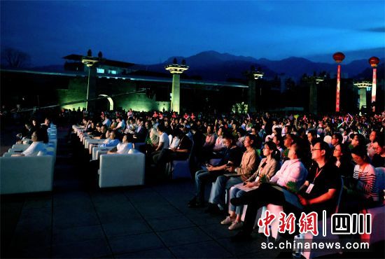 《地名天府·文化寻根》文艺汇演暨地名达人颁奖晚会现场。(雅荥萱 摄) 《地名天府·文化寻根》文艺汇演暨地名达人颁奖晚会现场。(雅荥萱 摄)