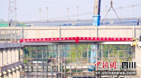 10万吨生态酿酒项目双T板首架成功。中建六局交通公司供图 10万吨生态酿酒项目双T板首架成功。中建六局交通公司供图