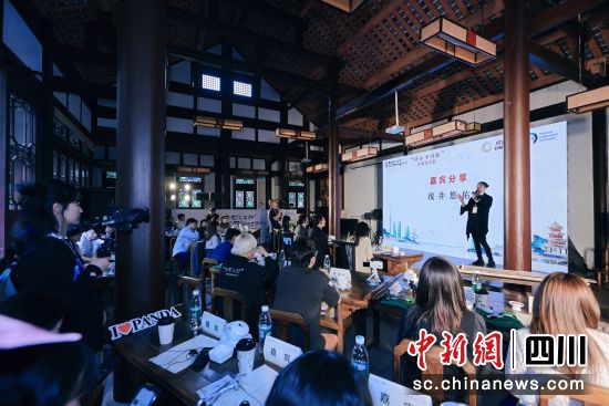 “诗话中日韩”沙龙分享会现场。 (中日韩“东亚文化之都”社交网络大咖行组委会 供图) “诗话中日韩”沙龙分享会现场。 (中日韩“东亚文化之都”社交网络大咖行组委会 供图)