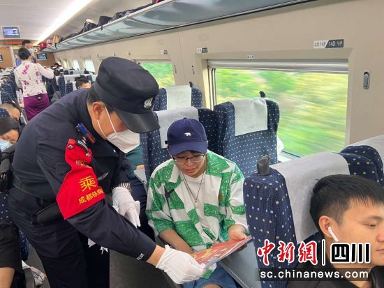民警在车厢进行安全宣传。成都铁路公安处供图 民警在车厢进行安全宣传。成都铁路公安处供图