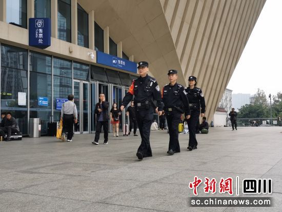 民警在车站巡逻。成都铁路公安处供图 民警在车站巡逻。成都铁路公安处供图