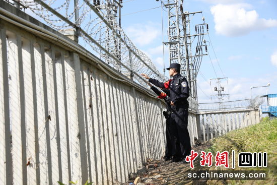 民警在进行线路巡查。成都铁路公安处供图 民警在进行线路巡查。成都铁路公安处供图