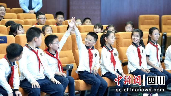 国家税务总局四川天府新区税局走进校园,与天府中学附属小学联合开展青少年税收法治宣传基地揭牌仪式暨主题学法活动。四川天府新区税局供图 国家税务总局四川天府新区税局走进校园,与天府中学附属小学联合开展青少年税收法治宣传基地揭牌仪式暨主题学法活动。四川天府新区税局供图