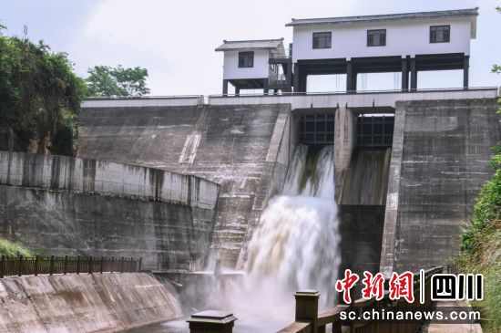 营山县金鸡沟水库开闸放水。营山县委宣传部供图 营山县金鸡沟水库开闸放水。营山县委宣传部供图