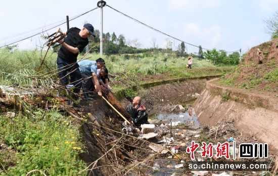 营山县幸福水库管理局职工清理被垃圾堵塞的水渠。营山县委宣传部供图 营山县幸福水库管理局职工清理被垃圾堵塞的水渠。营山县委宣传部供图