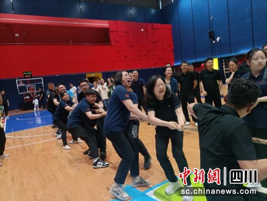 职工趣味运动会上的拔河比赛。中铁文旅川投公司供图 职工趣味运动会上的拔河比赛。中铁文旅川投公司供图