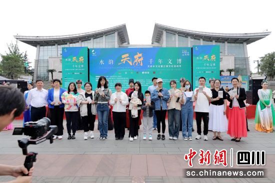 不少市民纷纷前来打卡。草堂文博资源交流促进中心 供图 不少市民纷纷前来打卡。草堂文博资源交流促进中心 供图