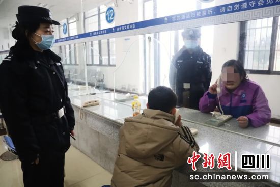 晨晨与母亲通话。四川省戒毒管理局 供图 晨晨与母亲通话。四川省戒毒管理局 供图