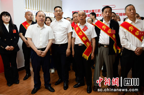 劳模工匠们参观四川新润丰肉食品有限公司邓蛟龙劳模和工匠人才创新工作室。彭杰 摄 劳模工匠们参观四川新润丰肉食品有限公司邓蛟龙劳模和工匠人才创新工作室。彭杰 摄