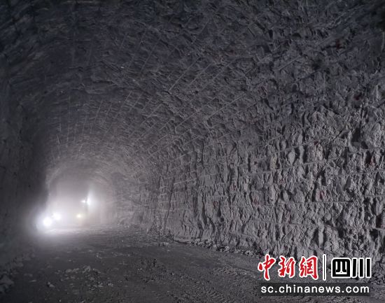厂房排风洞边墙开挖效果。华电金上 供图 厂房排风洞边墙开挖效果。华电金上 供图