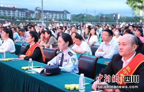 认真倾听。长宁县融媒体中心供图 认真倾听。长宁县融媒体中心供图