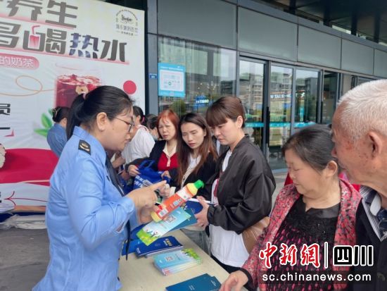 正在向市民进行讲解。简阳市委宣传部 供图 正在向市民进行讲解。简阳市委宣传部 供图
