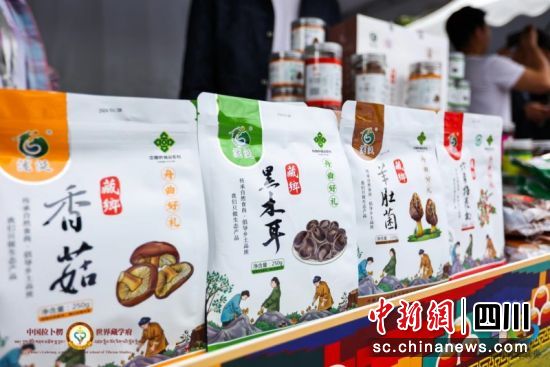 部分特色产品展示。 朱军 摄 部分特色产品展示。 朱军 摄