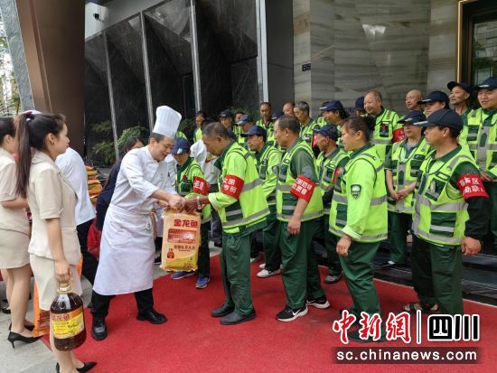 30日,成都桂溪街道益州社区慰问环卫工人。约未来供图 30日,成都桂溪街道益州社区慰问环卫工人。约未来供图