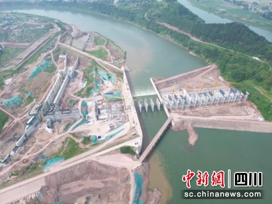 渠江风洞子航运工程右岸13孔施工现场。吴昊霖 摄 渠江风洞子航运工程右岸13孔施工现场。吴昊霖 摄