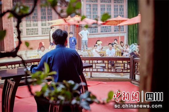 公馆特色表演。(西岭文旅集团 供图) 公馆特色表演。(西岭文旅集团 供图)