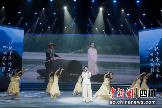 歌手海来阿木表演。(四川广播电视台 供图) 歌手海来阿木表演。(四川广播电视台 供图)