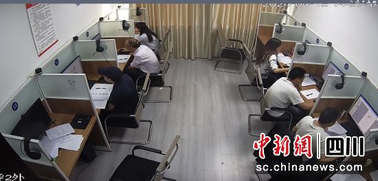 系统自动为各位评标委员会成员随机分配“评标工位”。南充市委宣传部供图 系统自动为各位评标委员会成员随机分配“评标工位”。南充市委宣传部供图
