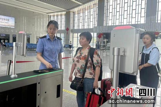 工作人员为进站乘车旅客做好服务工作。王静 摄 工作人员为进站乘车旅客做好服务工作。王静 摄