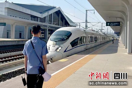 工作人员正在进行接发车工作。王静 摄 工作人员正在进行接发车工作。王静 摄