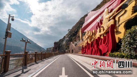 红色文化长廊勇士路。泸定县文化广播电视和旅游局供图 红色文化长廊勇士路。泸定县文化广播电视和旅游局供图