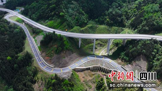洪雅七里坪连接线建成通车。洪雅融媒中心供图 洪雅七里坪连接线建成通车。洪雅融媒中心供图