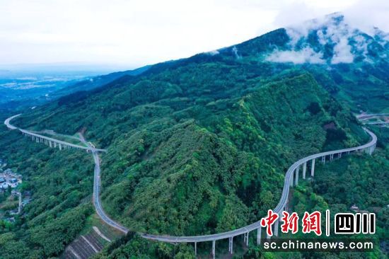 大峨眉国际旅游西环线一角。洪雅融媒中心供图 大峨眉国际旅游西环线一角。洪雅融媒中心供图