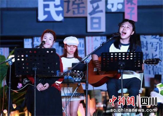 玉林路民谣音乐季系列活动现场。(成都武侯文化创意产业投资有限公司 供图) 玉林路民谣音乐季系列活动现场。(成都武侯文化创意产业投资有限公司 供图)