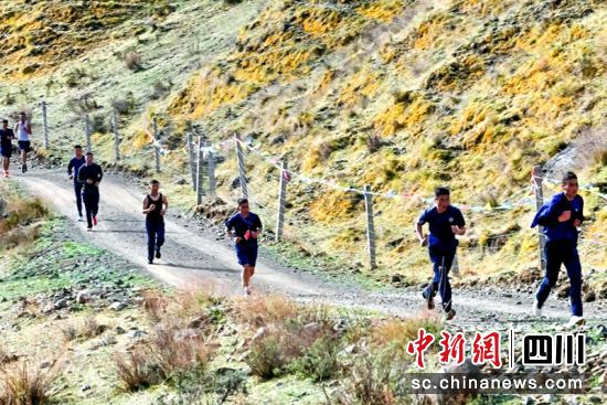团体嗨跑活动现场。何曦 摄 团体嗨跑活动现场。何曦 摄