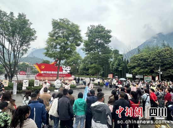 小长假第一天汶川县域内游客量持续增长。汶川县委宣传部供图 小长假第一天汶川县域内游客量持续增长。汶川县委宣传部供图
