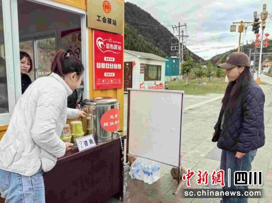 设立爱心驿站志愿服务点为客人提供爱心服务。松潘县委宣传部供图 设立爱心驿站志愿服务点为客人提供爱心服务。松潘县委宣传部供图