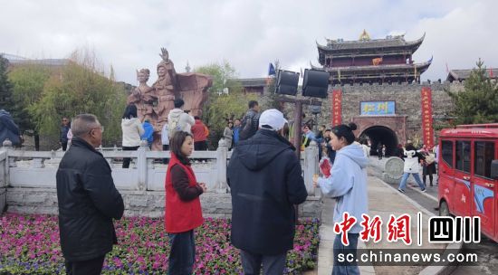 设立志愿服务咨询点为游客提供咨询服务。松潘县委宣传部供图 设立志愿服务咨询点为游客提供咨询服务。松潘县委宣传部供图