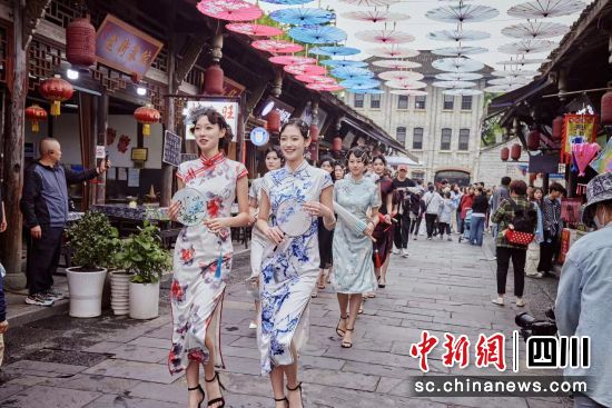 巡游现场。(西岭文旅集团 供图) 巡游现场。(西岭文旅集团 供图)